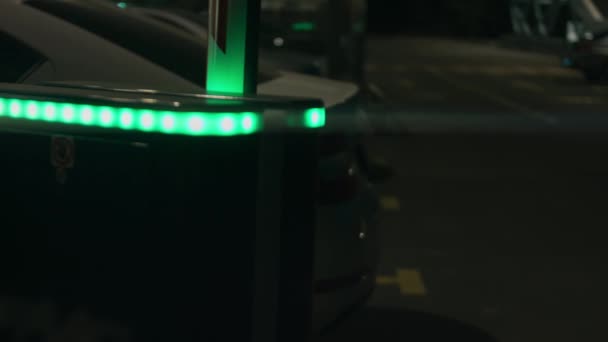 Automatico sistema di sicurezza parcheggio boom barriera parcheggio sistema cancello aeroporto parcheggio accesso di notte — Video Stock