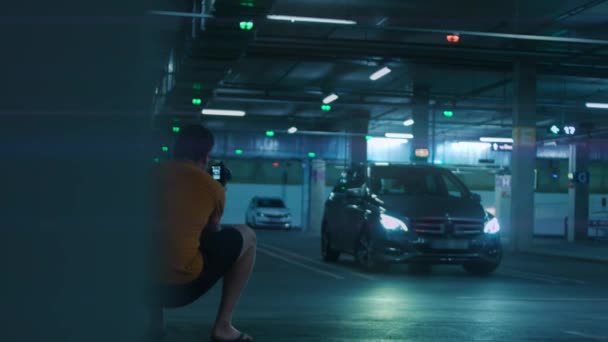 Voiture avec lumière LED garée la nuit dans le parking. Il filme sa voiture. Vidéo 4k — Video