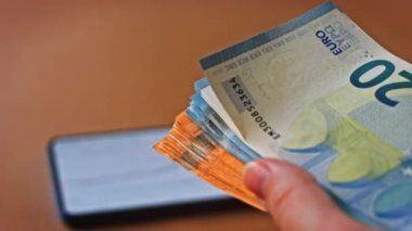 Telefonda Bitcoin fiyatı. Çok avroluk bir geçmişi var. 4k video