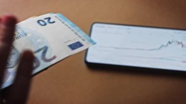 Telefonda Bitcoin fiyatı. Çok avroluk bir geçmişi var. 4k video