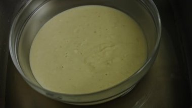 Kaseyi buzlu suda soğutmak için dondurma malzemeleriyle birlikte koydum. 4k video