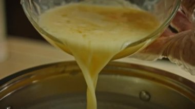 Dondurma malzemelerine karışık yumurta koydum. 4k makro video