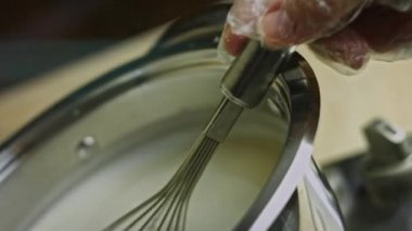 İçinde dondurma malzemeleri olan kaseyi ateşten çıkarıyorum. 4k makro video