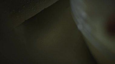 Kaseyi buzlu suda soğutmak için dondurma malzemeleriyle birlikte koydum. 4k video