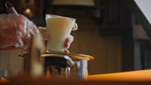 Despeje um copo de leite sobre os ingredientes de sorvete e misture. 4k vídeo — Vídeo de Stock