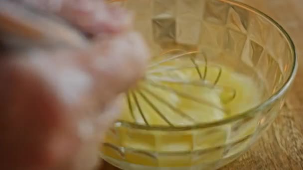 Mezcle los huevos en un tazón transparente. Vídeo 4k — Vídeo de stock