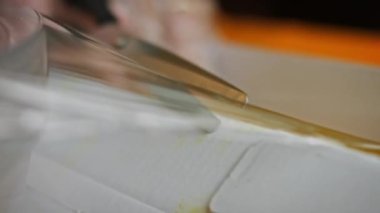 Yemek filmini makasla kes. 4k makro video.