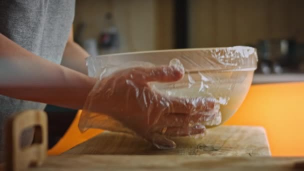 Eu preparo o sorvete em uma tigela transparente. 4k vídeo — Vídeo de Stock