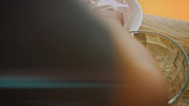 Yumurtaları şeffaf bir kasede kırıyorum. 4k video