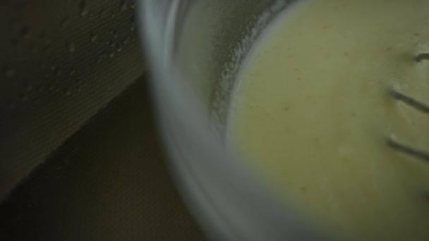 Puse el tazón con ingredientes de helado que lo enfriaron en agua helada. Vídeo 4k — Vídeo de stock