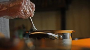 Dondurma malzemelerinin üzerine bir bardak süt dök ve karıştır. 4k video