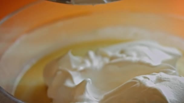 Añado crema batida a los ingredientes del helado. Vídeo 4k — Vídeo de stock