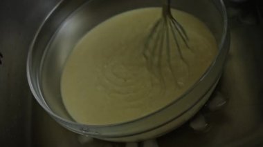 Kaseyi buzlu suda soğutmak için dondurma malzemeleriyle birlikte koydum. 4k video