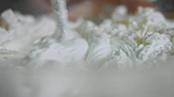 Misture os ingredientes de sorvete com o misturador. 4k vídeo — Vídeo de Stock