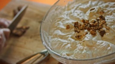 Snickers 'ı küçük parçalara böl ve dondurma kasesine ekle. 4k video