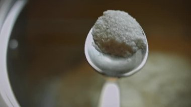 Dondurma malzemelerinin üzerine bir çorba kaşığı tuz dök. 4k video makrosu