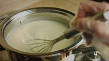 Kaseyi ateşe koydum ve dondurma malzemelerini karıştırdım. 4k video
