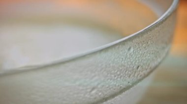 Soğuk su sıçratan şeffaf bir gemi. 4k makro video