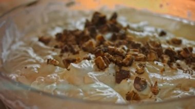 Snickers 'ı küçük parçalara böl ve dondurma kasesine ekle. 4k video