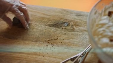 Snickers 'ı küçük parçalara böl ve dondurma kasesine ekle. 4k video