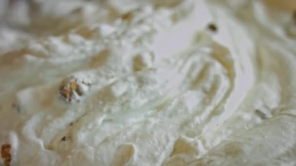 Corte snickers em pequenos pedaços e adicione à tigela de sorvete. 4k vídeo — Vídeo de Stock