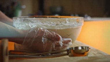 Snickers 'ı küçük parçalara böl ve dondurma kasesine ekle. 4k video