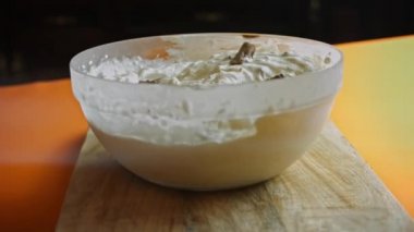 Snickers 'ı küçük parçalara böl ve dondurma kasesine ekle. 4k video