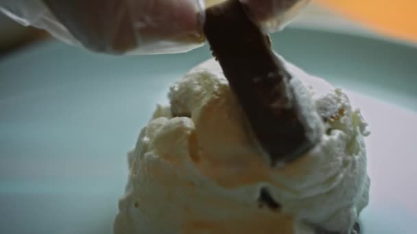 Ho messo un pezzo di snickers sulla palla del gelato. 4k macro video — Video Stock