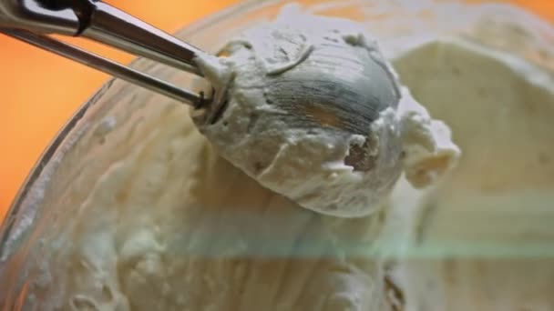 Tomo un helado con una cuchara para helado. Vídeo macro 4k — Vídeo de stock