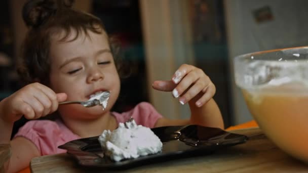 Het meisje proeft Old-Time custard Ice Cream. 4k video — Stockvideo