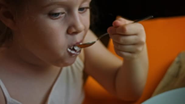 La ragazza sa di gelato alla crema pasticcera. 4k video — Video Stock