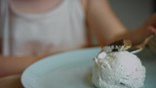 A rapariga sabe a gelado de creme dos velhos tempos. 4k vídeo — Vídeo de Stock