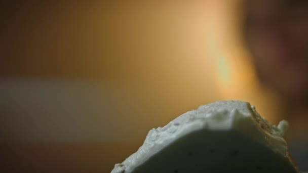 A jovem come gelado com uma colher. Bottom 4k macro disparo através do vidro — Vídeo de Stock