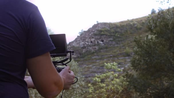 운영자는 바위 속에 파 놓은 동굴을 촬영한다. 고고학적으로 고대 사람들 의집 이 발굴되었다. 4k 비디오 슬로우 모션 — 비디오