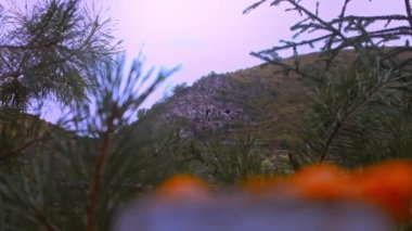 Kayada bir mağara kazıldı. Antik insanların evlerinin arkeolojik kazıları. 4k video yavaş çekim