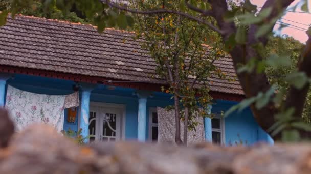Velha casa nacional dos Balcãs na colina. Seco a roupa na corda. 4k vídeo — Vídeo de Stock