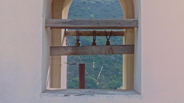 Harangok egy görög templomtoronyban. 4k videó — Stock videók