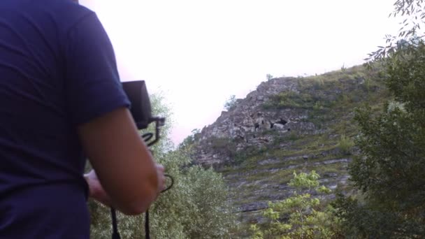 Kaya kazılan mağarayı çeken operatör. Antik insanların evlerinin arkeolojik kazıları. 4k video yavaş çekim — Stok video