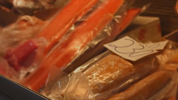 Rote Fische im Kühlschrank. 4k-Video — Stockvideo