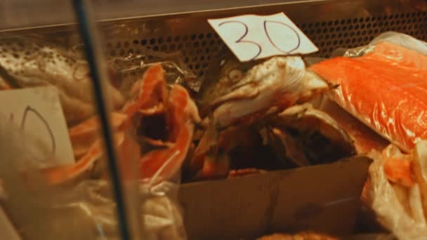 鱼冻在冰箱里报出了价格。4k视频 — 图库视频影像