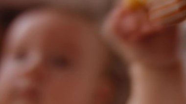 Çocuk Beşiğinde Arkaya Yatan Sevimli Yeni Doğan Bebeğin Güzel Yakın Çekimi. Heyecanlı bir yenidoğan çocuğun Dönen Oyuncaklara Bakışlı Portresi. Çocukluk kavramı, Yeni Yaşam, Ebeveynlik