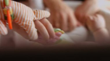 Çocuk Beşiğinde Arkaya Yatan Sevimli Yeni Doğan Bebeğin Güzel Yakın Çekimi. Heyecanlı bir yenidoğan çocuğun Dönen Oyuncaklara Bakışlı Portresi. Çocukluk kavramı, Yeni Yaşam, Ebeveynlik