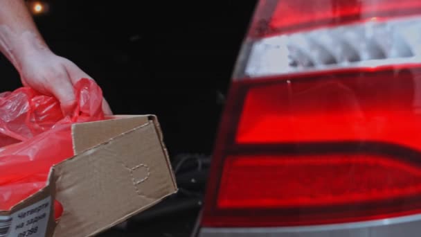 El trabajador pone la caja de carne congelada en el maletero del coche. Vídeo 4k — Vídeos de Stock
