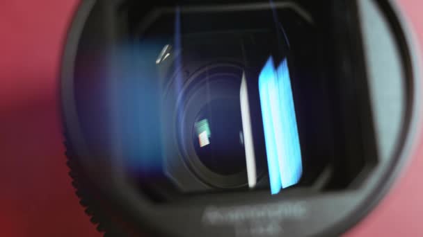 Presentatie van de anomorfe lens. 4k video met lichtspel — Stockvideo