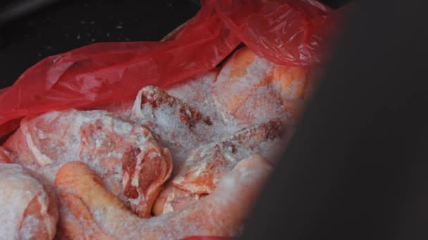 Der Arbeiter legt die Schachtel mit tiefgefrorenem Fleisch in den Kofferraum des Autos. 4k-Video — Stockvideo