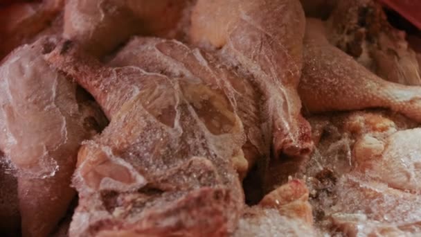 Visão de perto de mãos em luvas que empacotam pernas de frango de uma caixa em bolsas plásticas individuais. Processo de congelação de carne para uso posterior em casa. 4k vídeo com luz jogar — Vídeo de Stock