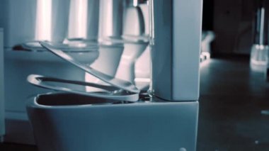 Dönen klozet. Film stüdyosu. Arka planda bir sıra tuvalet var. 4k video