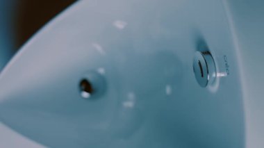 Dönüşümlü pisuarlar. Film stüdyosu. Arka planda bir sıra tuvalet var. 4k video