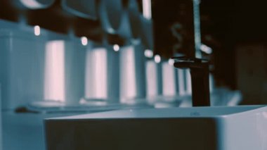 Döner lavabo. Film stüdyosu. Arka planda bir sıra tuvalet var. 4k video