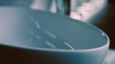 Döner lavabo. Film stüdyosu. Arka planda bir sıra tuvalet var. 4k video